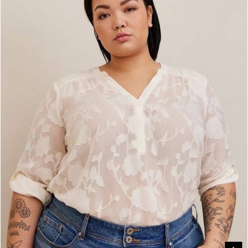NWT Torrid Harper Clip Chiffon pullover 3/4 Sleeve Blouse.  3x.  Cream.